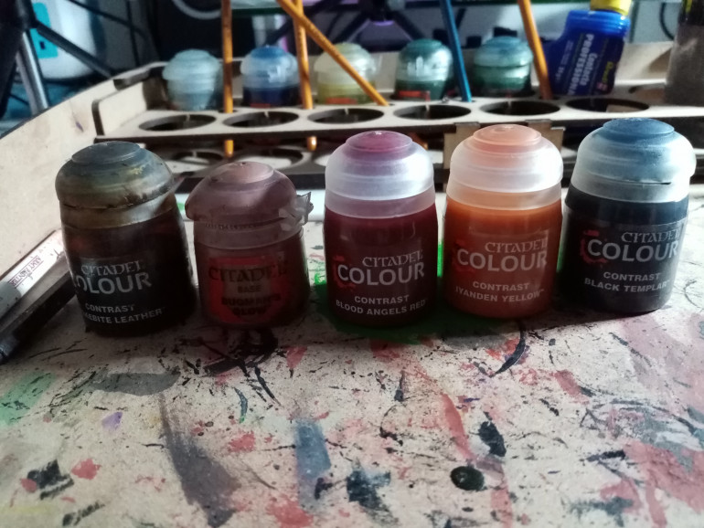 For the dogs I am using: contrast snakebite leather, Bugmans glow, contrast blood angels red, contrast Iyanden yellow and contrast black templar