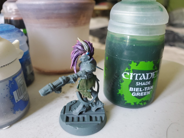 Whereas with my NW Europe uniforms (where I would shade with Agrax Earthshade), I went with a nice deep green shade of Beil Tan Green. I also did two coats, or about 1.5...ish. I made it green, that's the important bit.