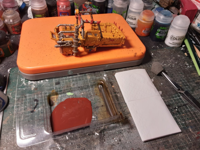 Now for the rust. I use a mix of red brown as a basis and used a blister foam to apply it on the yellow part. Don't be afraid for the metal part. More is better. Apply especially on the raised surfaces. Then ironbreaker metal, but concentrate more on the edges.. 