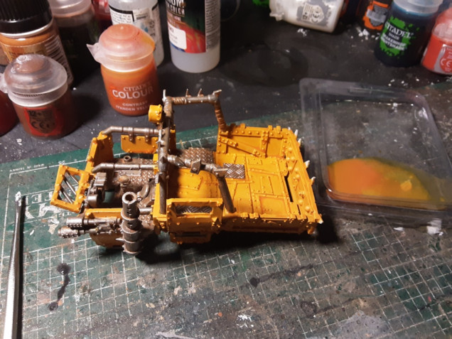 The yellow parts i washed with a thinned contrast Iyanden yellow.