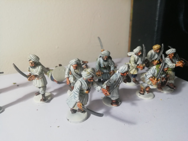 So with a hundred afghans to paint I've started my first unit of 25 ghazni fanatics who wore a lot of white so these are proving quick to do with contrasts. I'm going over the flesh tones with wildwood in an attempt to get a good skin tone. These chaps stick to melee weapons