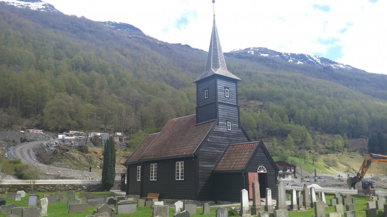 This is the church at Flåm that has been there since the 1600's. It's not a Stave church of earlier designs (I sadly never got the chance to see on of them on my journeys) but it is still the local church.