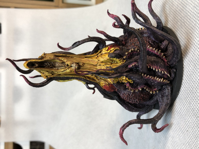 Hastur was quite a challenge, due to a plethora of maws and folds. Once again, contrast paints came to the rescue and blended nicely with each others.