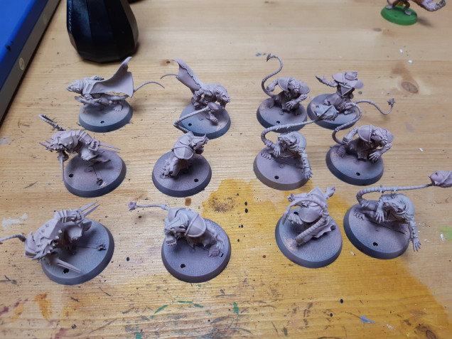 Skaven primed with tan then a zenith with pale flesh and then bone white