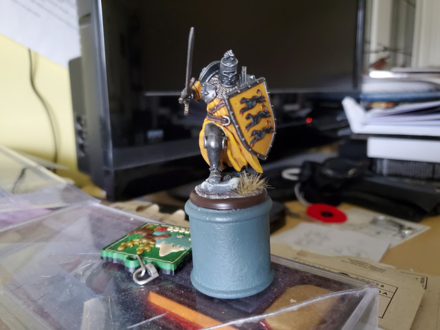 The armour here is something I'm rather proud of. I got the dark metallic look by basecoating with Leadbelcher before covering over the metal plates with a layer of Black Tmeplar Contrast. After that I did another drybrush of leadbelcher and a final one of Stormhost Silver. Fairly simple.