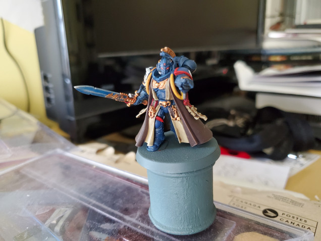 In this light it is actually a little difficult to see the diferences in the blues, but the main armour is done in Crimson Fist colours (the new standard for Librarian colours) with a few bits in Macragge colours.