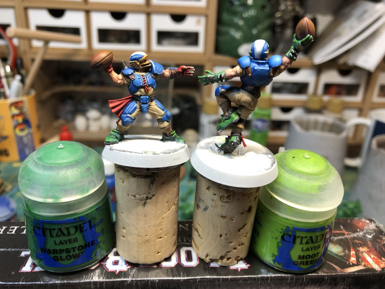 Green shoes, gloves and cloth were then highlighted with Warpstone Glow and edged with Moot Green