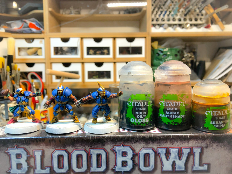 Pants and shirts were given a wash of Seraphim Sepia, leather straps were washed with Agrax Earthshade, steel surfaces received a wash of Nuln Oil Gloss and golden surfaces were washed with Fleshwash Gloss