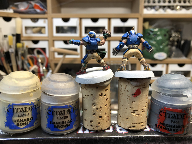 Ushabti bones was used to highlight pants and shirts, while Baneblade Brown was used for socks highlights. You my want to personalize your players by changing socks colors. Finally, Mechanicus Grey was used to highlight shoes soles and lining as well as belts.