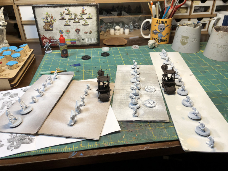 I did not bother with zenital priming, given the player size and gave the assembled wagons a brown primer.