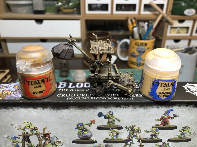 Drybrush the pump wagon with XV-88 and Ungor Flesh for varied wood highlights