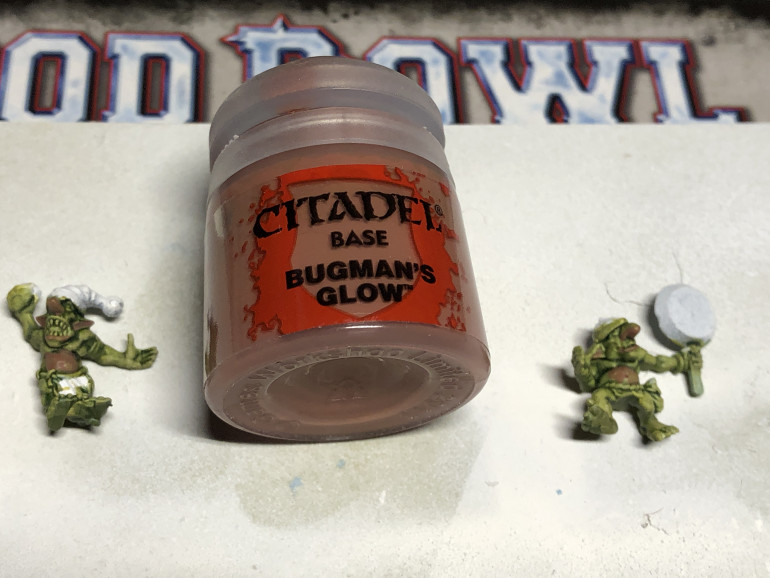 Now for the players' belly, undernose, lips and lower eyelids: I decided on a base of Bugman's glow. Note that this step can be skipped if you are really in a hurry to field the team, as the players are so tiny, but it would be a pity as it gives them some interesting character.