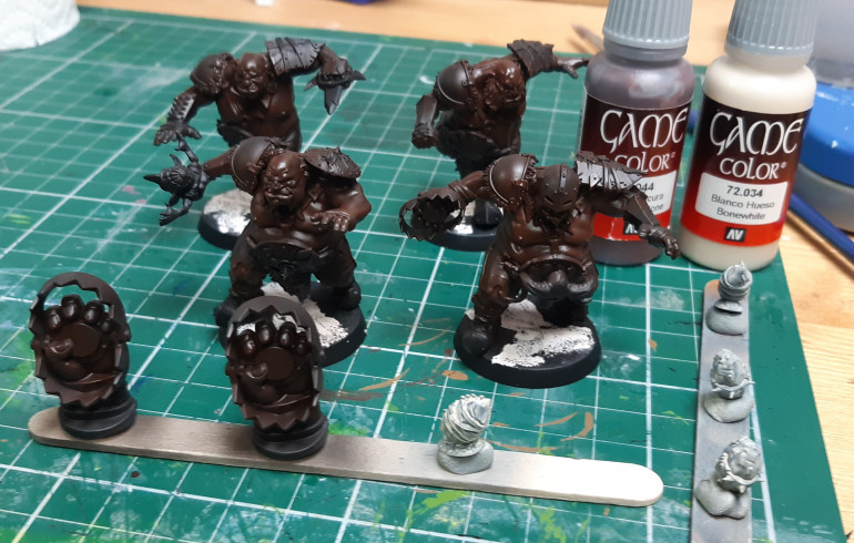 Trying out a dark skin tone. Started with dark fleshtone with airbrush on all skin on ogres and team counters. Balls getting bone white all over.
