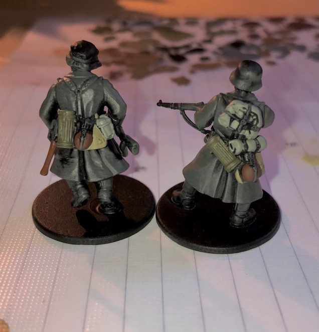 3. The next step is to base coat the equipment: bread bags Khaki, bed rolls and mess tins Green Grey, gas mask cases OD Green and the felt on the water canteens Flat Brown.