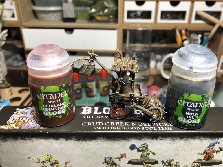 For metallic tones, use Nuln Oil Gloss and Reikland Fleshade Gloss (good for any bronze/brass/gold tones).Using gloss washes maintains the glossiness of the metallic color and does not dull its shine.