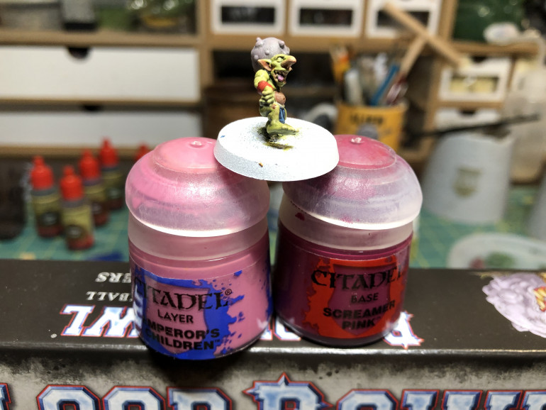 TOngues were given a base coat of Screamer Pink and directly highlighted with Emperor's Children