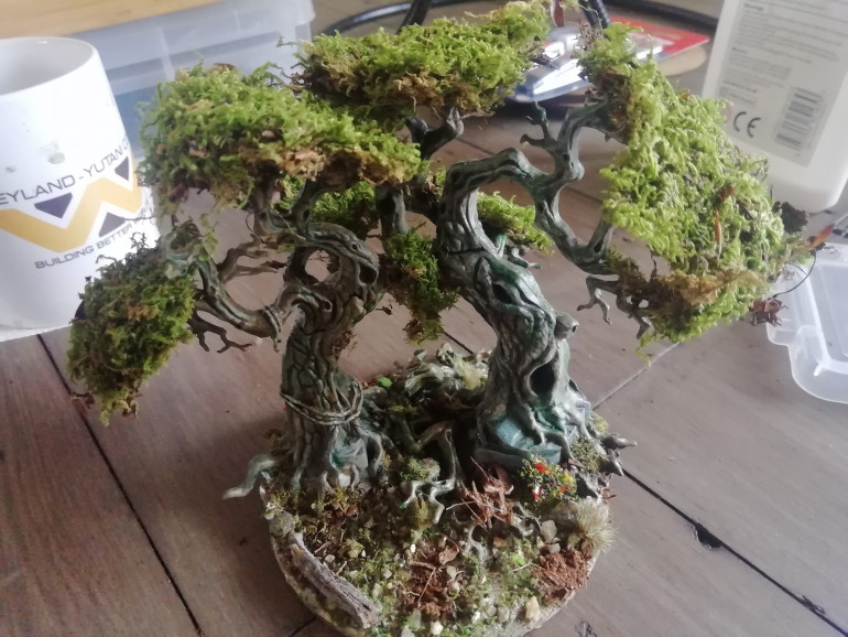 Today in Sherwood forest sits the major Oak a very old tree and focal point. The merry men need s similar hideout focal point. For this I dug out some old citadel trees and git to work improving them and I really like the result