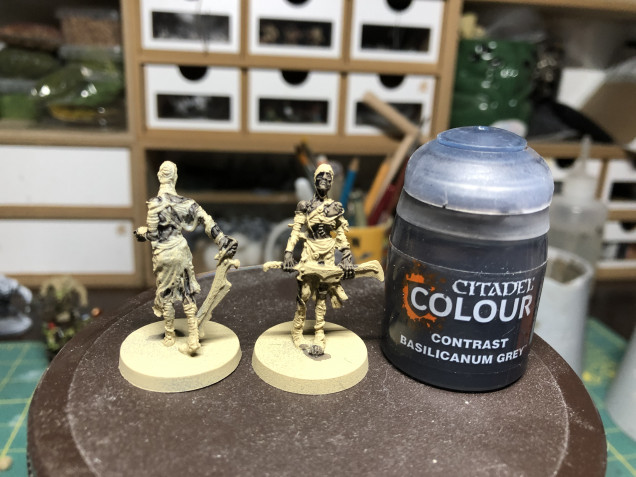 I chose to paint the mummy's skin dark and used GW contrast Basilicanum Grey. Pick the patches of skin carefully on the miniature as they are somewhat hard to spot among the bandages.