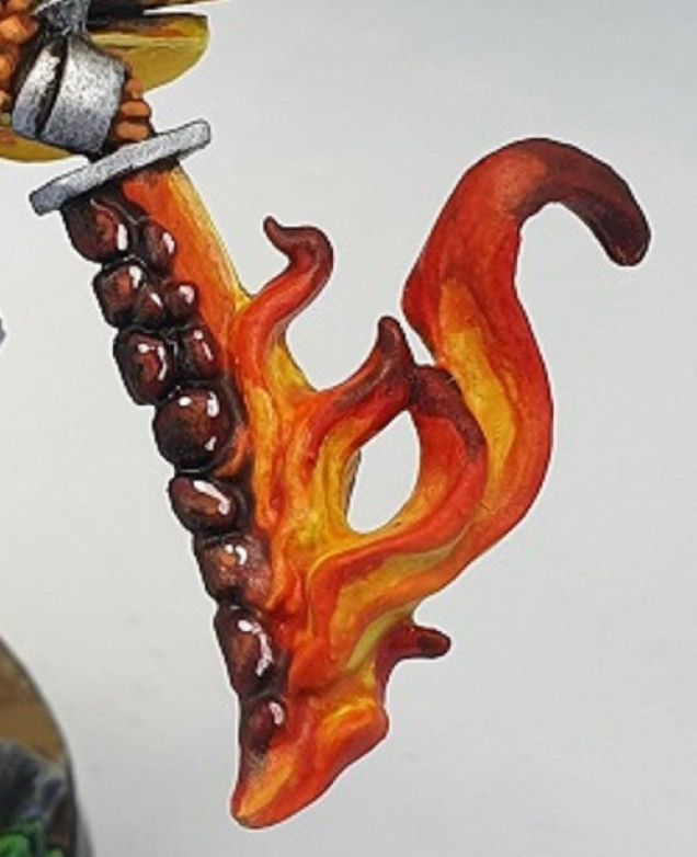 One of the biggest challenges was the fire sword, this was my first attempt at painting fire effects. I started with a solid white base cote before using one of GW's yellow contrast paints. Once dry i picked out a few areas with yellow paint before wet blending them with a strong red tone. to complete the effect I used GW's range of clear paints to glaze of the top to enhance the colour and give a glossier shine.