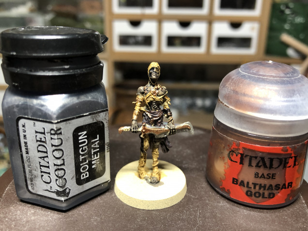 For metallic parts, I used an old Boltgun Metal (testament of the vastly superior older pGW paint pots) and Balthasar Gold for the jewelry and inner part of the weapons.