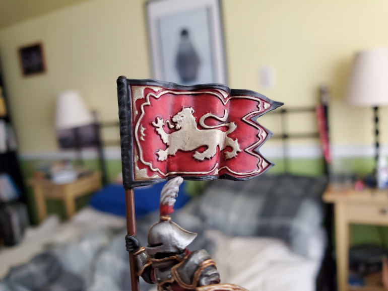 Then some highlight on the edges of the black with Mechanicus Standard Grey.