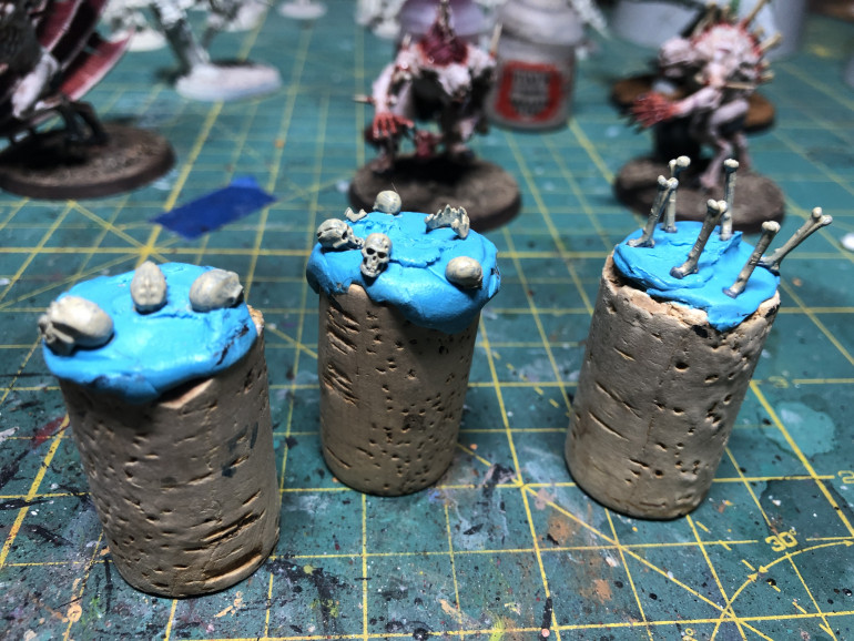 I chose to decorate the base further by using some of GW skull box (an excellent investment if you decide you will need a lot of bases with skulls and bones. Skulls and bones are applied a layer of Ushabti Bones BEFORE applying them to the base.