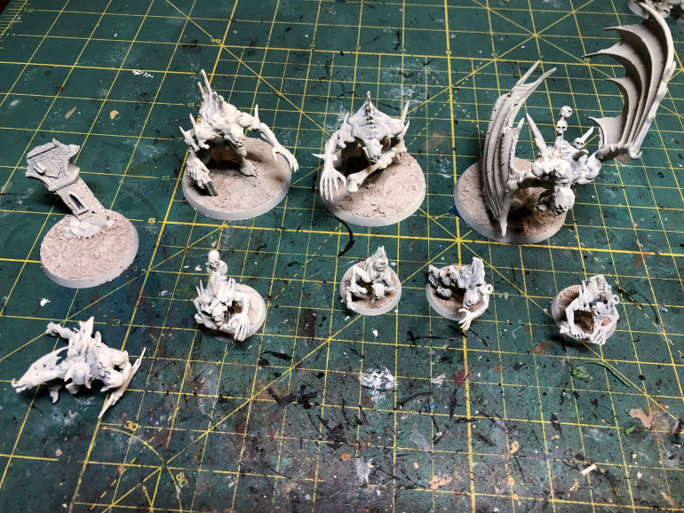 I chose to prime all miniatures with Wraith Bone from GW and not zenital prime them as I intend on creating shadows on the skin with straight dry brushing.
