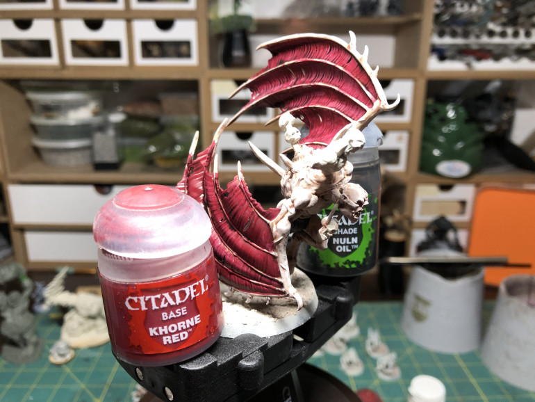 The Flayer's wings are painted Khorne Red, trying not to paint over the spinny areas (although you can easily go back over these afterward). 