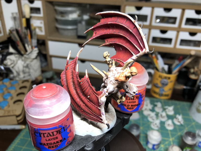 The  Crypt Flayer's wings are highlighted in GW Wazdakka Red and Wild Rider Red. I suggest using a medium dry-brush.