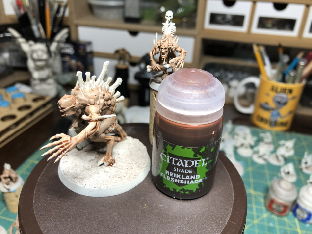 The flesh is then shaded with Reikland Fleshshade. I decided to break my usual pattern and finish the skin firsts as it occupies the majority of the miniatures' surface.