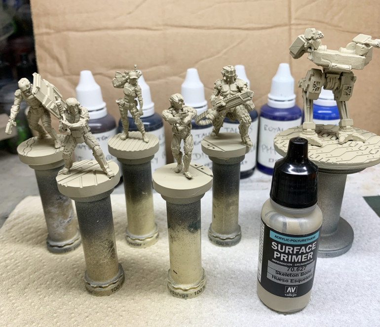 Primed in Skeleton Bone (the only acrylic on these will be the primer and the Matt varnish...I might allow myself to acrylic the black base rim but we’ll see!)