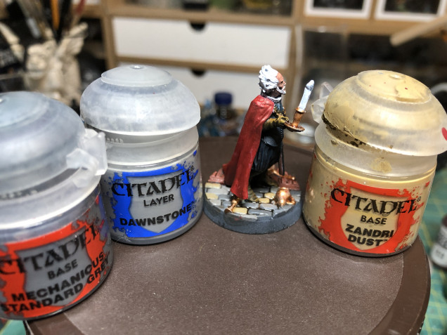 Stone floor was painted using three different GW colors to provide diversity: Mechanicus Standard Gray, Dawnstone and Zandri Dust, then shaded with GW Agrax Earthshade to maintain a tone harmonious with the wood floor. The objects on the floor were painted with GW Brass Scorpion and shaded with Reikland Fleshshade Gloss.