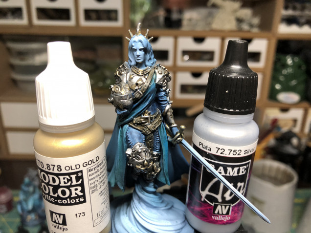 Armor was washed with Gw Nuln Oil Gloss then highlighted with Vallejo Old Gold and Game Air Silver. I would have preferred Vallejo Chrome but did not have an available bottle.