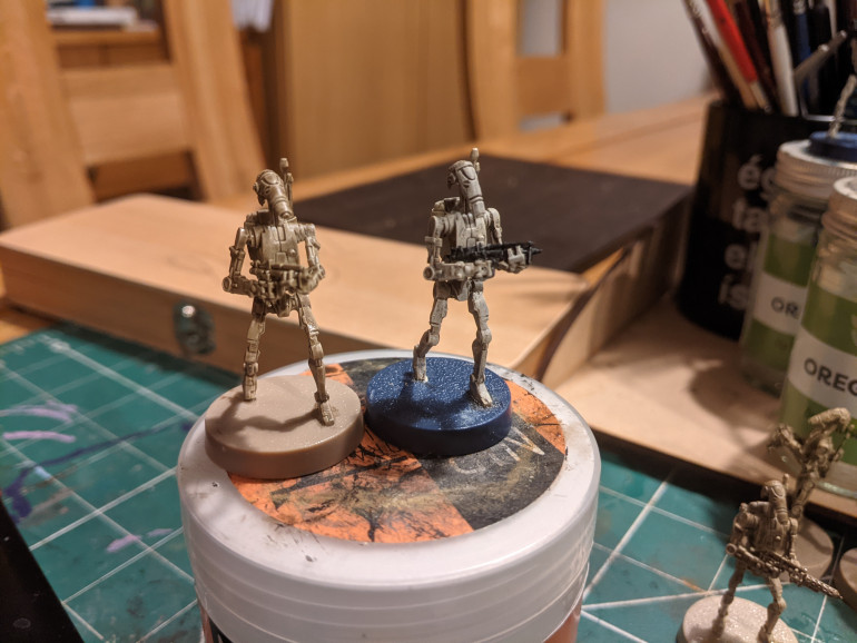 Droid on the left is dipped, Droid on right is drybrushed Bonewhite.