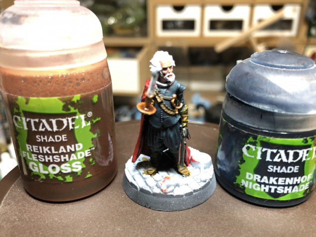 Brass parts were shaded with GW Reikland Fleshshade Gloss. THe jacket and pants were shaded using GW Drakenhof Nightshade, so as to give the clothes a blueish tint.