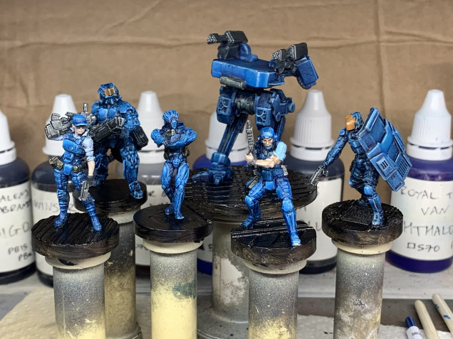 More highlighting, mostly just with white, and then putting in the other details. Just the bases to do, I’m going to let the black get a bit dryer then blend in some cyberpunky colours.