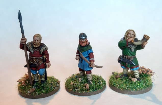 An archer by Footsore in the middle, flanked by two Drabant Vikings. The Drabant figures are a little bigger, but not by much. The height difference is partly due to the thicker puddle bases on the Drabant figures. I think there shouldn't be too much issue mixing them together, after all, not everyone is the same height and build.