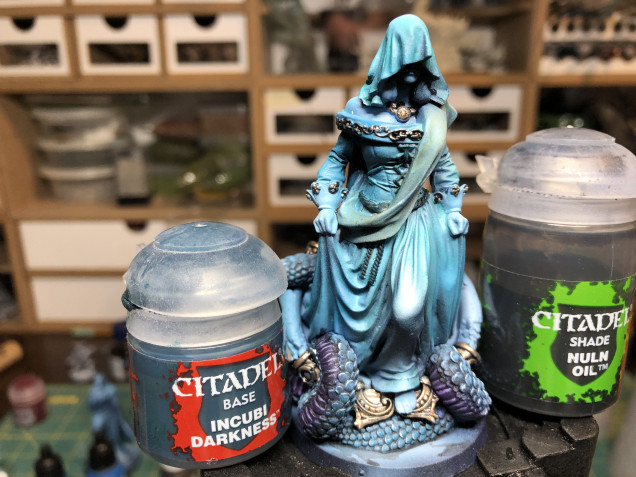 For the belt and corset ties, I chose GWE Incubi Darkness for its proximity to the original garment color and washed it with GW Nuln Oil. You can provide highlight with a medium-light grey such as GW Dawnstone.