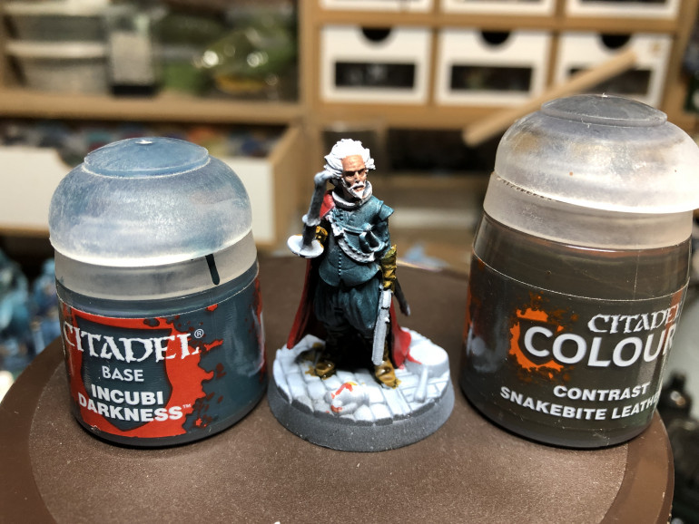 The jacket and pants were painted using GW Incubi Darkness and the boots and gloves given a coat of GW Contrast Snakebite Leather. This gives leather a good worn aspect while providing a shortcut to painting thee accessories. Keep in mind my goal is to go to the table and play as fast as I can.
