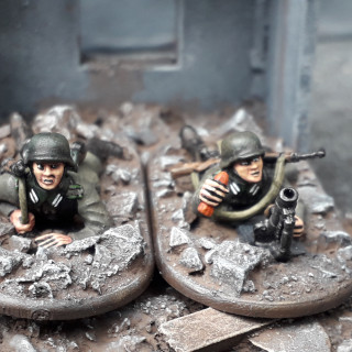 Kit bashed Weapons Teams for 100th Jager Division.