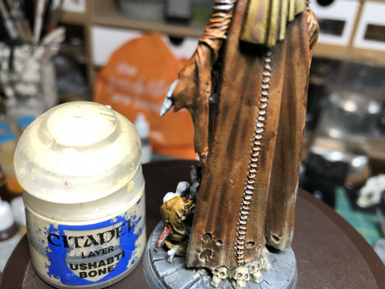 Base skulls were highlighted using a very small drybrush with GW Ushabti Bones. The garment stitches were highlighted with GW Ushabti Bones which was also used by dry brushing the bottom of the robes and garment to indicate dus and filth.