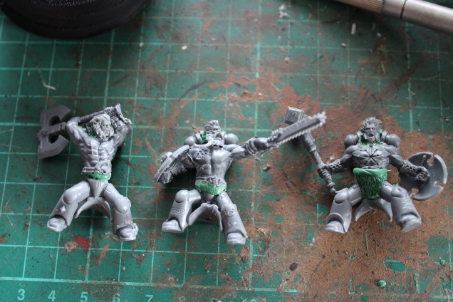 I cut the Reavers in half and removed some of the Chaos bits and replaced with some of the 40k parts, mainly the weapons. I used green stuff to connect the bodies and legs