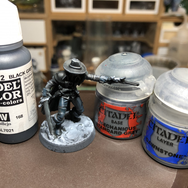 The shirt and hats were glazed with Vallejo Black Green and highlighted with GW Mechanicus Standard Grey and Dawnstone. Keep the highlights only where the zenithal light hits the miniature, which is e asier if you kept your contrast and glaze layers thin.
