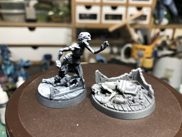 The skeleton is zenithal highlighted as usual, using black/grey/white, from a black base to a 60 degree angle with grey and a 90 degrees angle with white (top down) . The skeleton proper receives a GW Contrast Skeleton Horde layer.