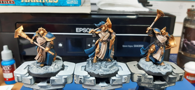 Dry brush highlights of magic blue, bonewhite and polished gold. Plus starting the bases with grey seer