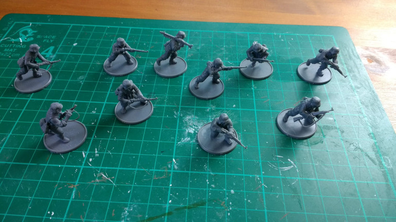 Ten German Grenadiers, in plastic, constructed with rifles and a MG42.