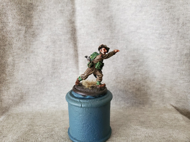 For anyone who has this mini and wants to more accurately depict him as Hollis, you should use the 3rd Division badges that come in the new British Infantry box from Warlord (the black and red Triforce badge).