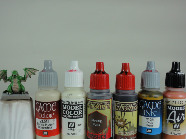 Bonewhite (Vallejo Game Color), Ivory (Vallejo Model Color), Strong and Soft tone (Army Painter Quickshade), Sepia Ink (Vallejo Game Ink) and Orange Rust (Vallejo Model Air)