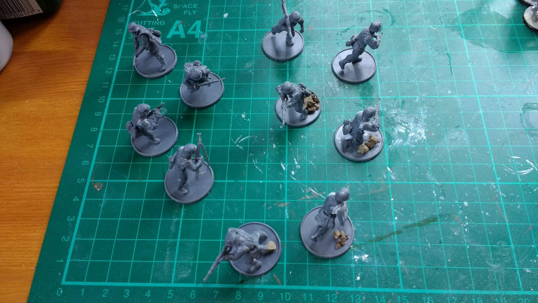 To give the bases a little detail a few cat litter rocks are added. This also shows that Vallejo Liquid Putty has been used to fill some of the gaps where the arms join the body.