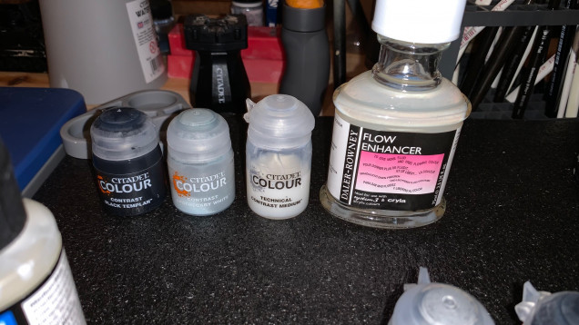 Collection of contrast paints to make the black wash similar to the one from Sorastro's Painting guide
